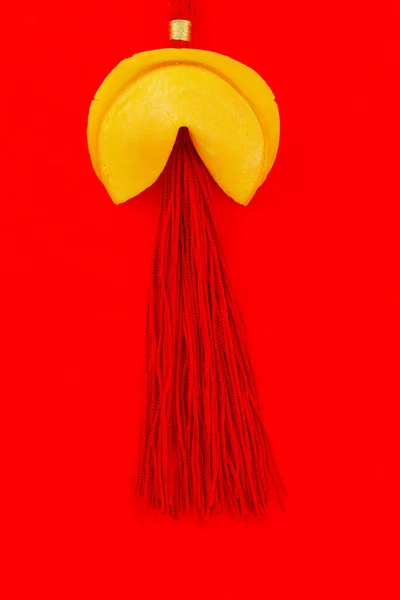 Chinesischer Glückskeks Mit Roter Seidenquaste Auf Rotem Hintergrund Orientalische Traditionelle — Stockfoto