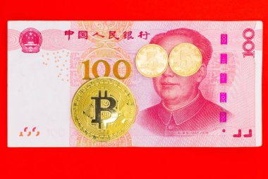 Mao Zedong portresi, yüz yuan banknottan beş yuan bozuk para gözü ve kırmızı arka planda altın Bitcoin kripto para. Çin 'de Bitcoin yasağı. Banka, btc, finans ve borsa kavramı.