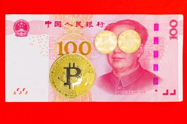 마오쩌둥은 위안짜리 배경의 비트코인 암호화 동전을 마오쩌둥 초상화를 그렸다 중국에서는 스톡 사진