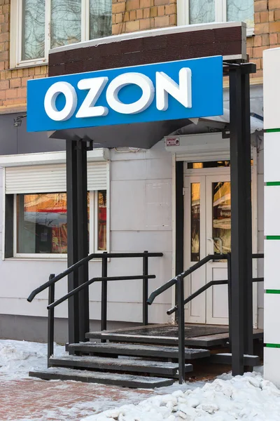 Krasnoyarsk, Rusya - 02 Şubat 2022: Ozon tabelasının üzerinde. Özon, Rusya 'daki ilk e-ticaret şirketlerinden biri.