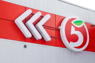 Krasnoyarsk, Rusya - 02 Şubat 2022: Pyaterochka mağazasının yakın plan logosu. X5 Perakende Grubu tarafından yönetilen bir Rus market zinciri mi?.