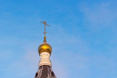 Altın kubbe ve Ortodoks kilisesinin haçı mavi gökyüzüne karşı. Kopya alanı olan dini bayram arkaplanı