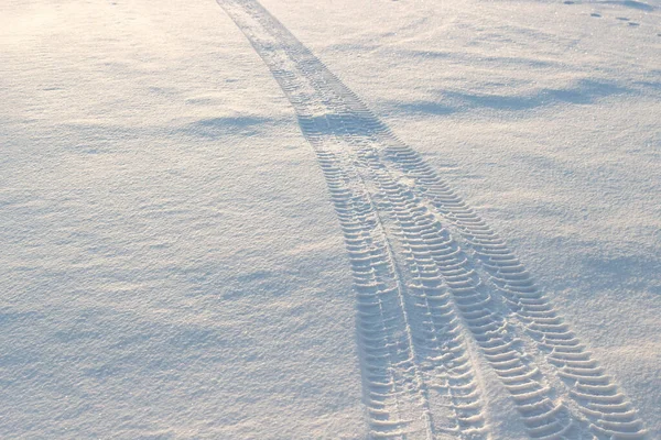 Bandensporen Vers Wit Sneeuwoppervlak Wintertijd Achtergrond Met Kopieerruimte — Stockfoto