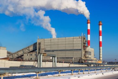 Güneşli, dondurucu kış gününde ısıtma boruları olan merkezi kazan fabrikasının buhar boruları. Kışın kentsel su iletişimi. Rusya 'nın sanayi bölgesi. Isıtma sezonu.