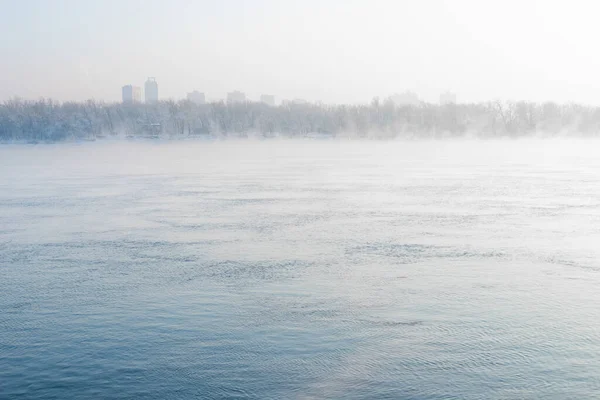 Поганий Ранок Річці Густий Туман Над Водою Зимовий День — стокове фото