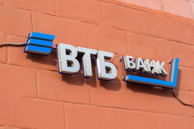 Krasnoyarsk, Rusya - 27 Şubat 2022: VTB Bank 'ın logo bankası şubelerinden birinin girişinin üstünde