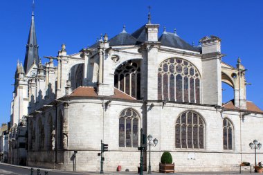 bir kilise ve çan kulesi