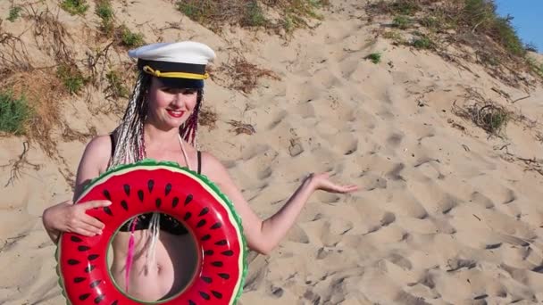 Γυναίκα Φοράει Ναυτικό Καπέλο Πλεξούδες Ποζάρουν Στην Παραλία Φουσκωτό Δαχτυλίδι — Αρχείο Βίντεο
