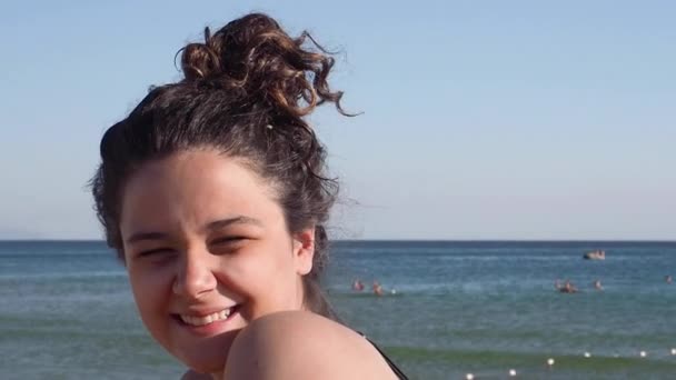 Záběry Usmívající Teenager Dívka Pózující Mořem Pozadí — Stock video