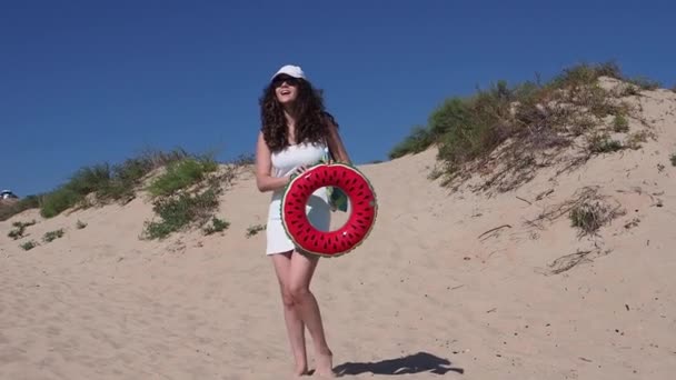 Adolescente Con Anillo Inflable Caminando Playa — Vídeo de stock