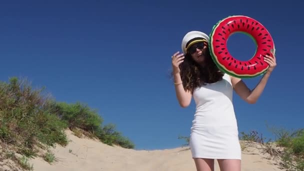 少女戴着印有充气环的水手帽的镜头 — 图库视频影像