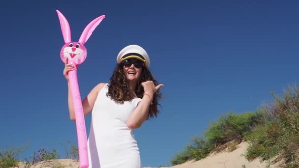 Materiał Filmowy Młodej Dziewczyny Pozującej Balonem Królika Plaży — Wideo stockowe