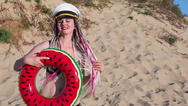 头戴水手帽 头戴辫子 头戴充气环的女子在海滩上摆姿势 — 图库视频影像