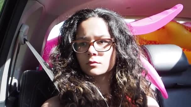 Rekaman Dari Gadis Remaja Keriting Berkacamata Duduk Mobil Bergerak — Stok Video
