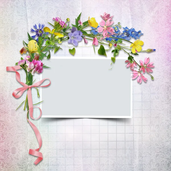 Un ramo de flores con marco sobre fondo vintage —  Fotos de Stock