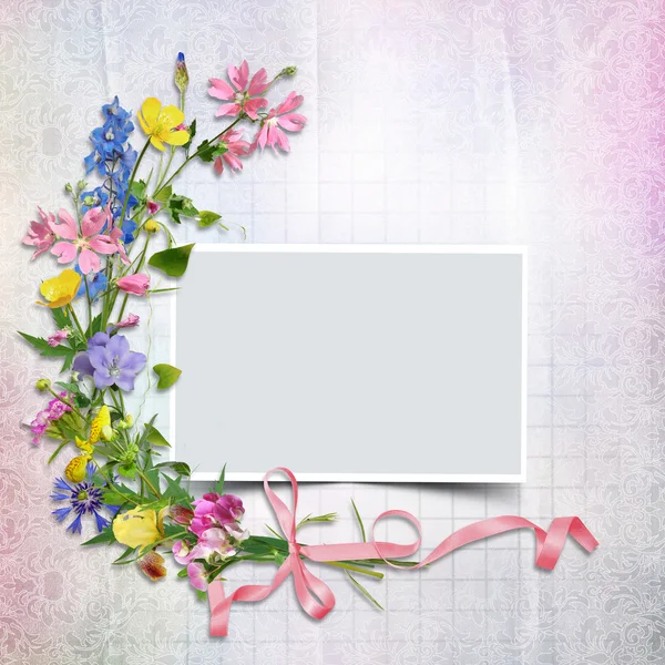En bukett blommor med en ram på vintage bakgrunden — Stockfoto