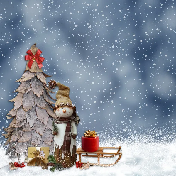 Fundo de inverno com um boneco de neve e árvores de Natal — Fotografia de Stock