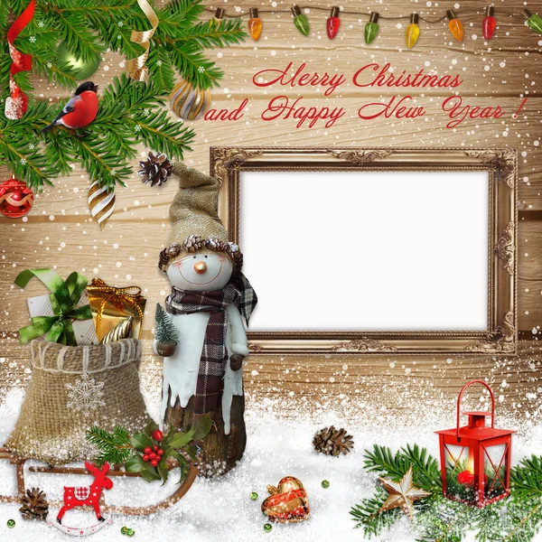Kardan adam, hediye çanta ve çerçeve ahşap arka plan christmas dekorasyon — Stok fotoğraf