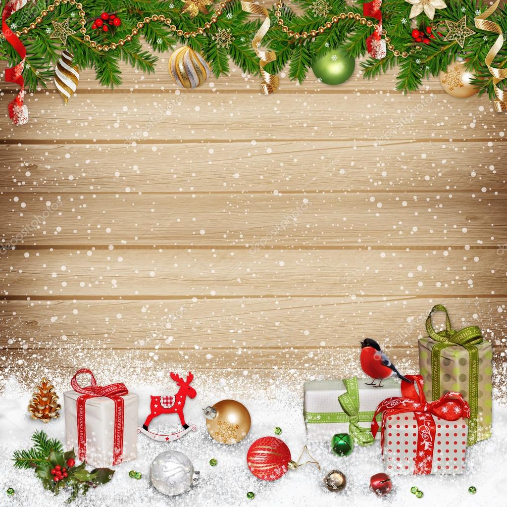 Decoraciones y regalos de Navidad sobre un fondo de madera: fotografía