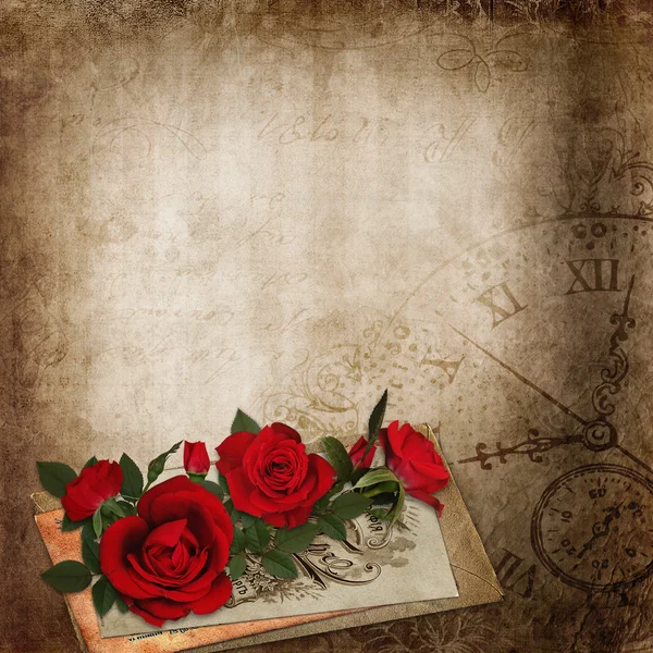 Rose rosse, vecchie lettere sullo sfondo vintage squallido — Foto Stock