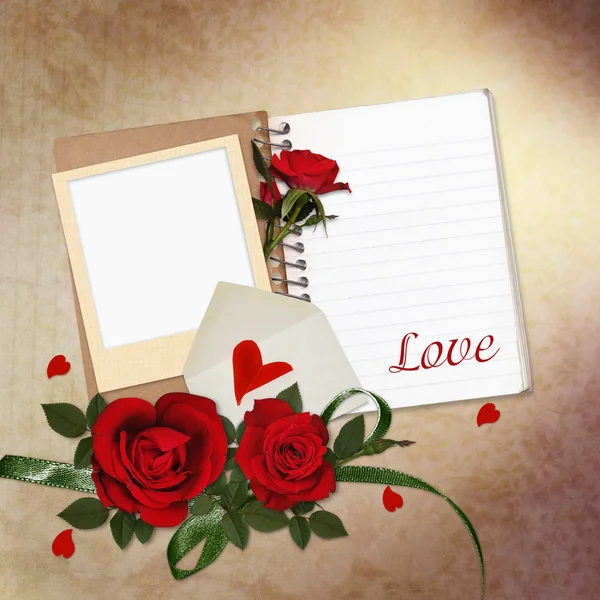 Красные розы, блокнот, рамка на винтажном фоне — стоковое фото