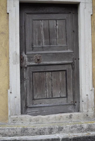 Vieille Porte Bois Tordue Avec Garnitures Rouillées — Photo