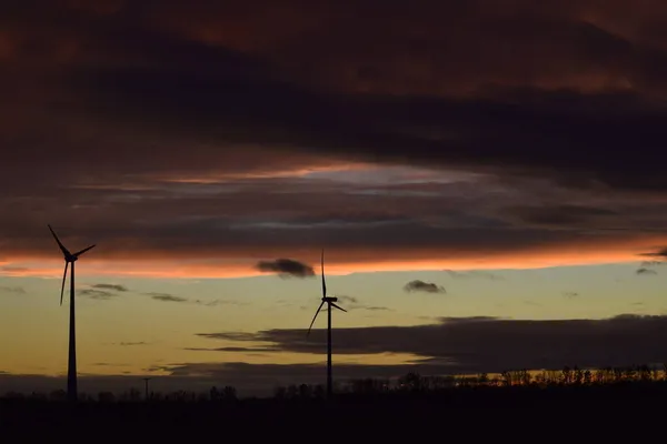 夜のロマンチックな風力発電 — ストック写真