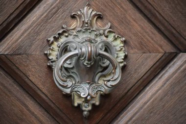 Eski bir evin kapısında sahte kapı tokmağı