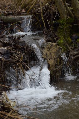 Akıntıda Doğal Şelale