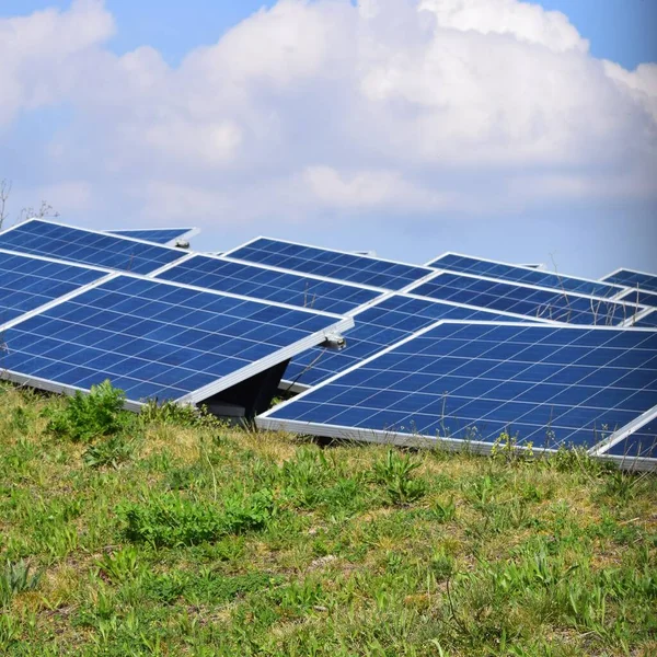 Individuele Fotovoltaïsche Panelen Het Midden Van Green — Stockfoto