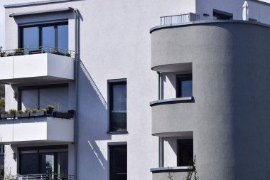 Modern bir evin köşesinde yuvarlak bir balkon vardı.