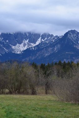 Baharda karlı dağ sıraları 