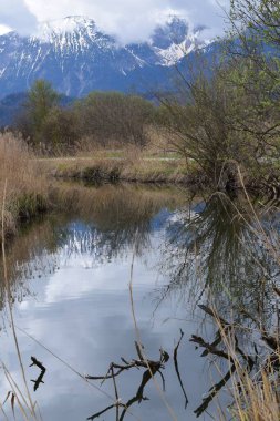 Uzun bir dağ deresi boyunca bir patika.