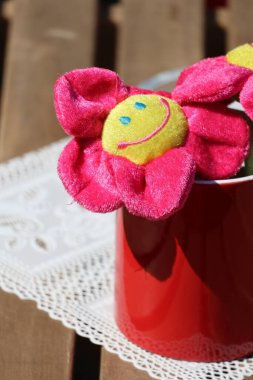 Masa süsü olarak bir fincanda nakış.