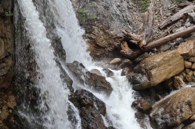 Bir şelale Derinliklere dalıyor
