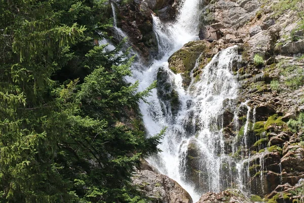Cascading Waterfall Beautiful Mountain Scenery — ストック写真
