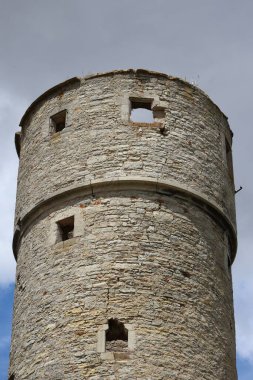 Bölgenin ortasında bir taş kule yıkıntısı.