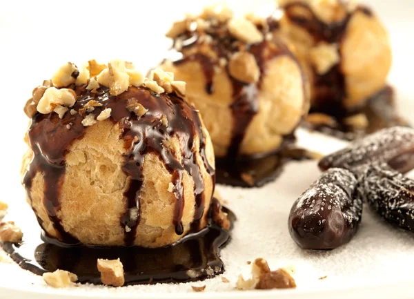 Fındık ile profiterol — Stok fotoğraf