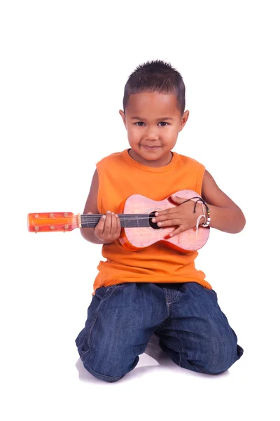 Een portret van een schattige Aziatische jongen met gitaar — Stockfoto