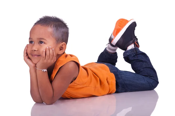 Niño tendido en el suelo que sueña — Foto de Stock