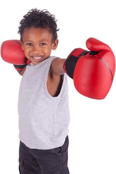 Счастливый ребенок в боксёрских перчатках — стоковое фото