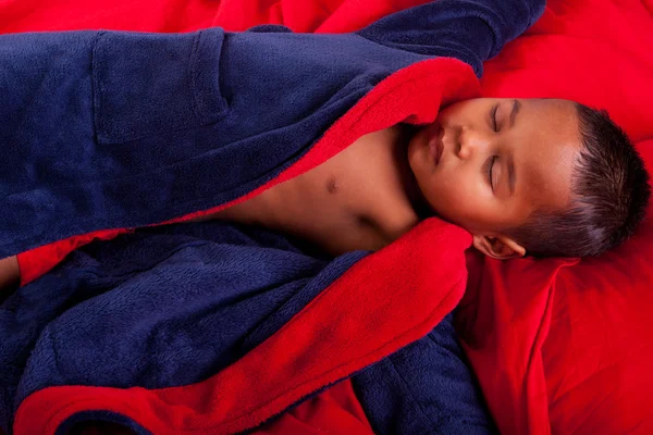 uyuyan çocuk yatakta