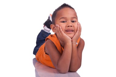 Çocuk yere bakarak yalan