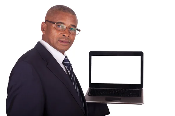 Hombre de negocios afroamericano con una computadora portátil — Foto de Stock