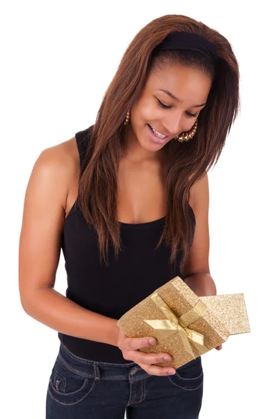 Güzel bir genç kadın üzerinde beyaz izole bir hediye holding — Stok fotoğraf