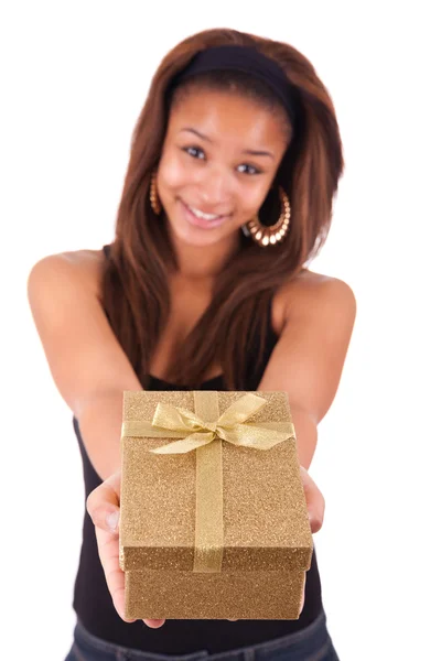 Güzel bir genç kadın üzerinde beyaz izole bir hediye holding — Stok fotoğraf