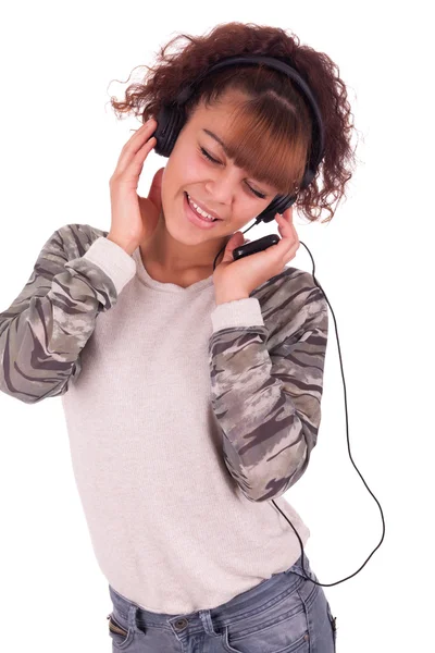 Hermosa mujer con auriculares, ella es escuchar la música —  Fotos de Stock