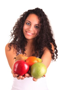 Meyve tutan genç bir kadın. Beyazlar üzerinde izole edilmiş