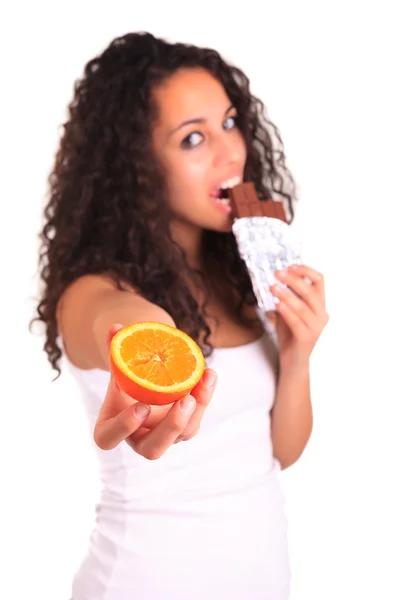 Junge Frau mit Orange und Schokolade in der Hand. isoliert über Weiß. i — Stockfoto