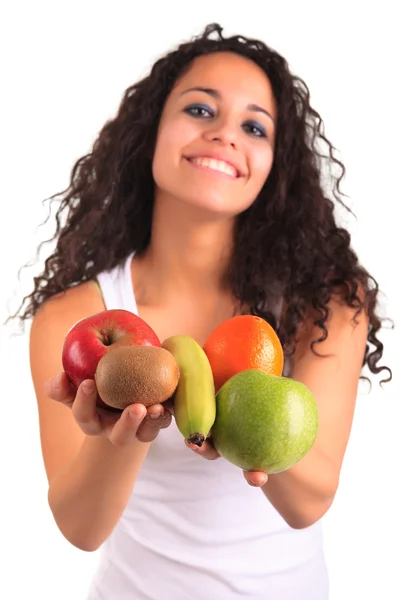 Meyve tutan genç bir kadın. Beyazlar üzerinde izole edilmiş — Stok fotoğraf